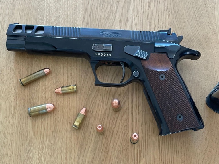 Schusswaffe und Munition als Bestandteil der praktischen Ausbildung im Waffensachkundelehrgang
